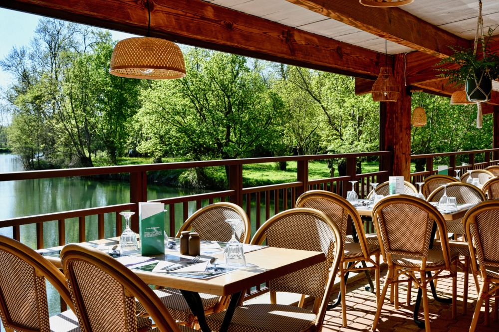 Photo de la terrasse du restaurant Le Moulin de la Baine à Chaniers