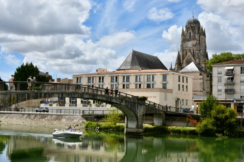 Photo de la passerelle à Saintes avec la cathédrale en arrière-plan